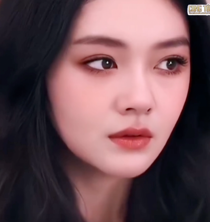 Bên cạnh đó, vóc dáng thanh mảnh của Từ Hy Viên không phải là may mắn di truyền, mà đến từ chế độ ăn uống khắt khe. Cô hạn chế tối đa đồ ngọt, kiểm soát lượng calo và duy trì một lối sống khoa học để giữ gìn thân hình thon gọn.