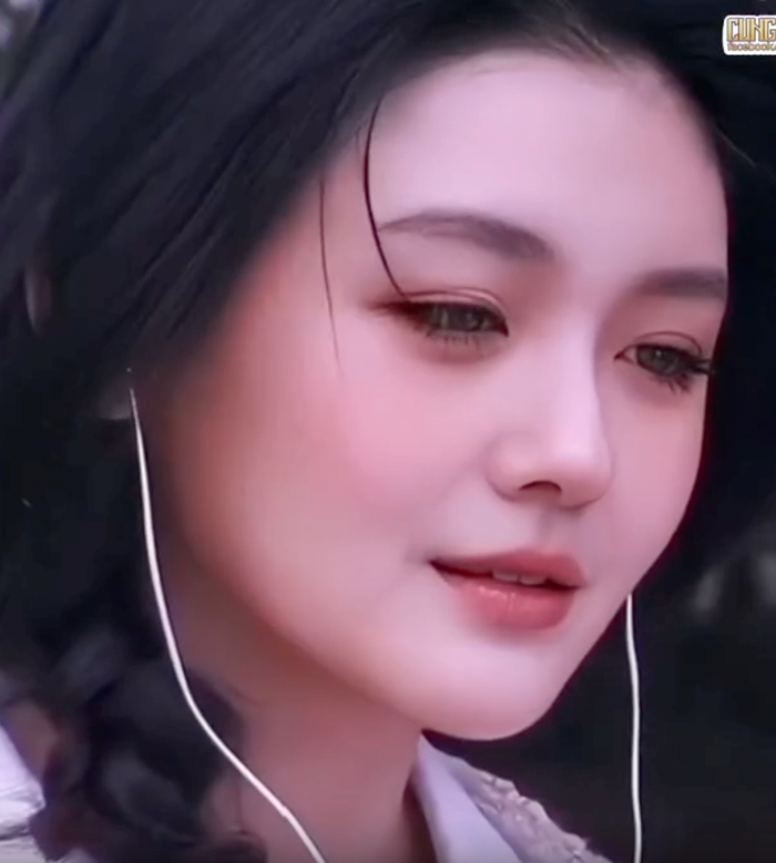 Nổi lên từ đầu thập niên 2000, Từ Hy Viên không sở hữu vẻ đẹp sắc sảo, nhưng lại có thần thái trong trẻo, gương mặt thanh tú và ánh mắt biết nói. Làn da trắng, mái tóc đen dài cùng nụ cười dịu dàng đã khiến cô trở thành biểu tượng nhan sắc của dòng phim thần tượng Đài Loan.