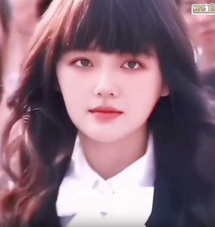 Từ Hy Viên từng nói: 'Để có làn da trắng như ánh đèn huỳnh quang, tôi thà chết cũng không phơi nắng'. Để có làn da mịn màng, cô luôn tránh tiếp xúc với ánh nắng mặt trời, đồng thời áp dụng nhiều phương pháp dưỡng da từ truyền thống đến hiện đại.