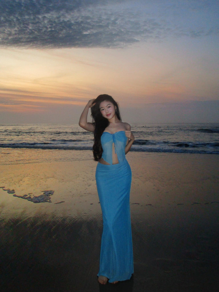 Từ năm 2022 đến nay, con gái Quyền Linh trở thành hiện tượng mạng nhờ vẻ đẹp trong trẻo, gu thời trang tinh tế và thần thái cuốn hút. Không chỉ nổi tiếng trên mạng xã hội, cô nàng còn được yêu mến nhờ lối sống giản dị, gần gũi.