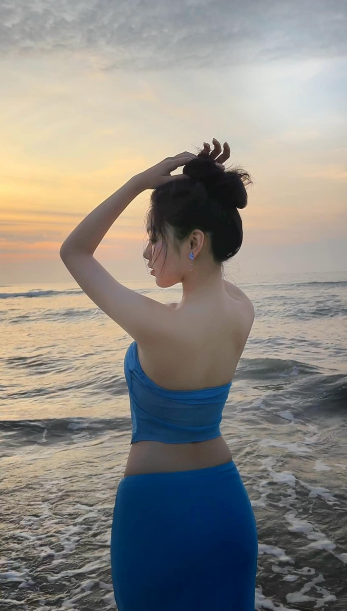 Lọ Lem cũng khéo léo lựa chọn phụ kiện đơn giản nhưng tinh tế như đôi hoa tai đá nhỏ lấp lánh, làm điểm nhấn vừa đủ mà không làm mất đi vẻ tự nhiên