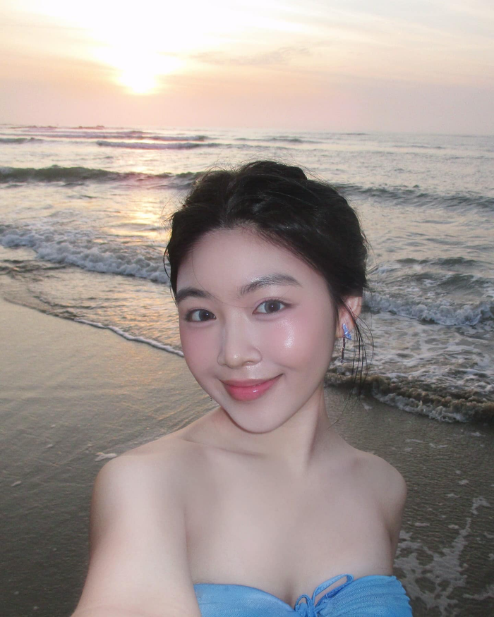 Phong cách trang điểm của con gái Quyền Linh cũng gây ấn tượng không kém, với lớp nền căng bóng, đôi mắt được trang điểm tự nhiên nhưng đầy cuốn hút, và đôi môi hồng mềm mại.