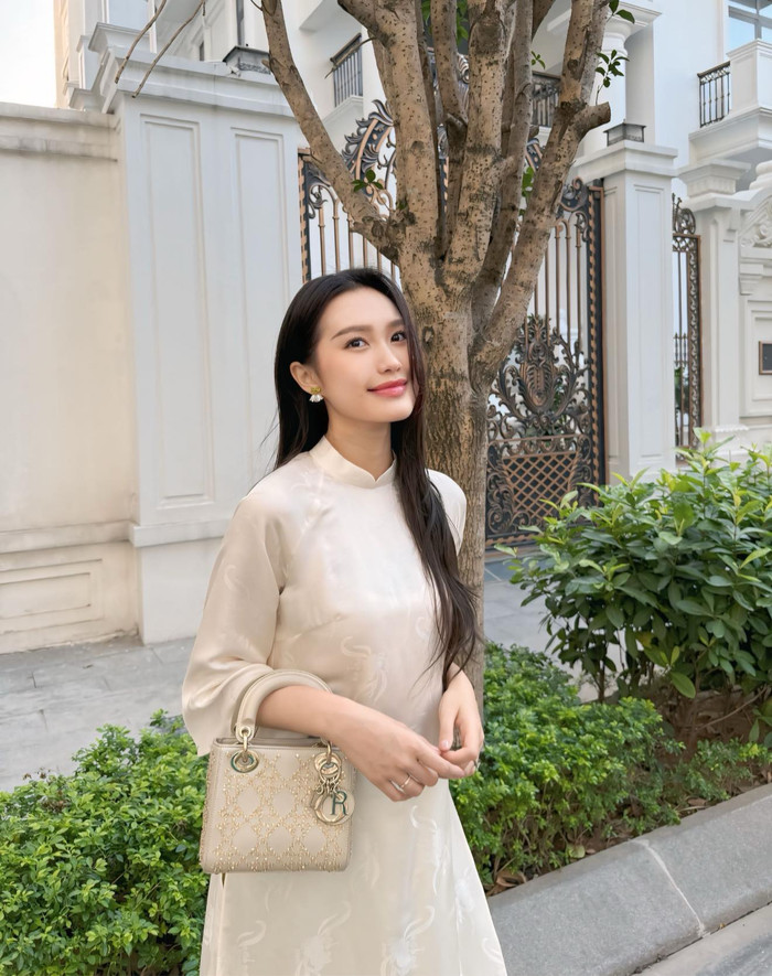 Phần quai túi đính kim loại sáng bóng kết hợp họa tiết dập nổi, tạo nên vẻ ngoài vừa cổ điển vừa hiện đại giúp cô dễ dàng phối hợp với nhiều phong cách khác nhau. Theo tìm hiểu, mẫu túi Dior Lady Mini Calf Light Beige mà vợ Đoàn Văn Hậu sử dụng có giá khoảng 150 triệu đồng. &nbsp;