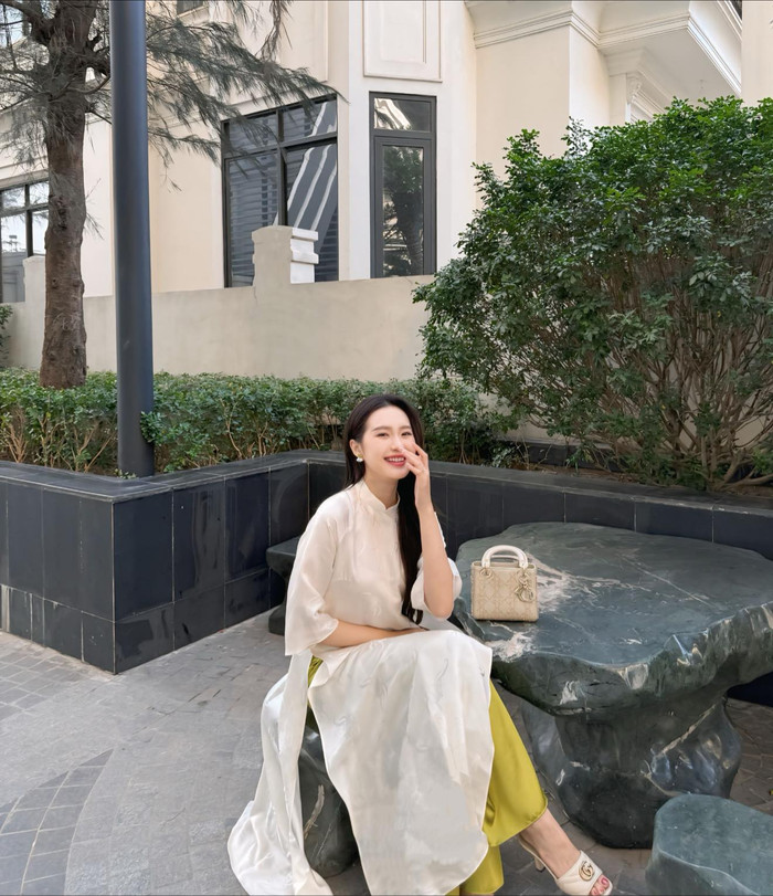 Trong bức ảnh toàn thân, vợ Đoàn Văn Hậu khéo léo khoe đôi giày da thuộc dòng Double G Slide Sandal Leather của Gucci. Thiết kế hở mũi, chất liệu da mềm mại giúp người mang cảm thấy thoải mái và dễ dàng di chuyển. Được biết, mẫu giày này có giá gần 20 triệu đồng.