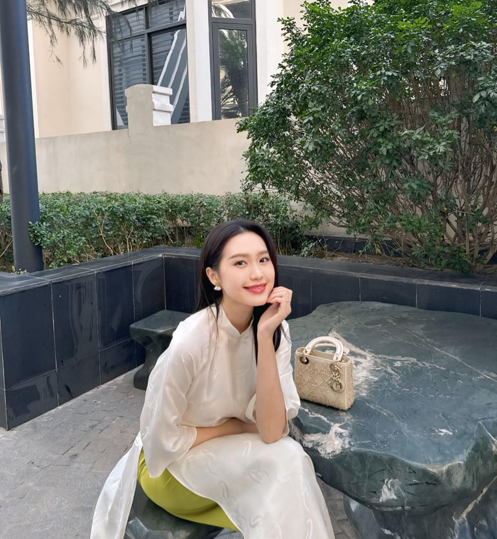 Bên cạnh trang phục và phụ kiện đắt giá, Doãn Hải My chọn kiểu tóc thả suông tự nhiên, tôn lên ngũ quan thanh tú. Lối trang điểm nhẹ nhàng với lớp nền trong suốt, điểm xuyết chút son hồng đất càng làm nổi bật vẻ đẹp dịu dàng của cô. Vợ Đoàn Văn Hậu cũng tinh tế kết hợp thêm đôi bông tai hoa chuông đính nơ với tông màu đồng điệu cùng áo dài. Trên các sàn thương mại điện tử, món phụ kiện này có giá khoảng 180 nghìn đồng.