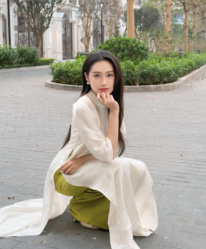 Sự kết hợp hài hòa giữa trang phục truyền thống và phụ kiện hiện đại, cùng gu thẩm mỹ tinh tế, đã giúp Doãn Hải My tỏa sáng trong dịp Tết. Hình ảnh của vợ Đoàn Văn Hậu nhanh chóng nhận được nghìn lượt thích và bình luận từ người hâm mộ. Nhiều khán giả không tiếc lời khen ngợi phong cách thanh lịch, nhẹ nhàng nhưng vẫn toát lên sự sang trọng của nàng WAG.