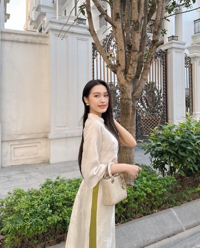 Dưới ánh nắng ban mai, những họa tiết trên nền vải óng ả càng trở nên nổi bật. Để tạo điểm nhấn đồng điệu, vợ Đoàn Văn Hậu lựa chọn mẫu túi xách 'gây sốt' thị trường mua sắm đến từ thương hiệu Dior. Dòng túi này được giới mộ điệu đánh giá là biểu tượng của Dior nhờ thiết kế tinh xảo cùng chất liệu cao cấp.&nbsp;