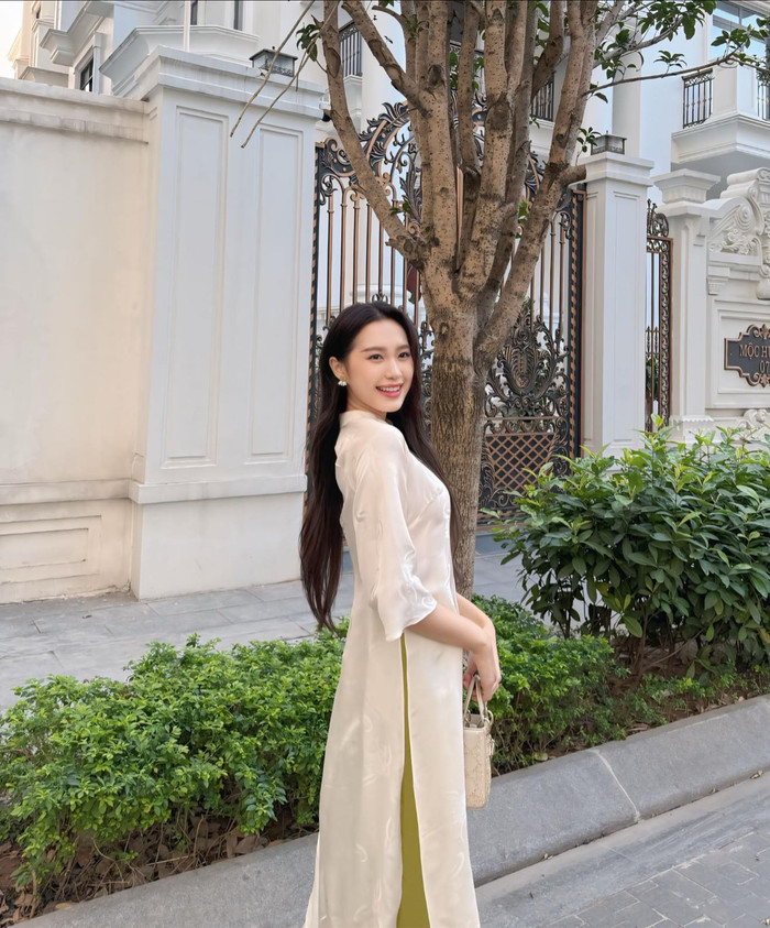 Mới đây, Doãn Hải My - vợ Đoàn Văn Hậu đã chia sẻ khoảnh khắc du xuân 2025, thu hút sự quan tâm từ cộng đồng mạng. Trong bộ ảnh, nàng WAG xuất hiện đầy thanh lịch trong mẫu áo dài truyền thống với tông màu beige phối xanh lá mạ. Thiết kế cổ trụ kết hợp tay lỡ giúp tổng thể trang phục trở nên tinh tế, tôn lên nét thanh thoát và yêu kiều của người mặc.