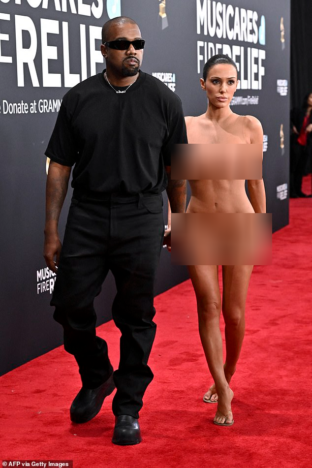 Màn xuất hiện của vợ Kanye West tại thảm đỏ Grammy 2025 gây ồn ào mạng xã hội. (Ảnh: Getty Images)