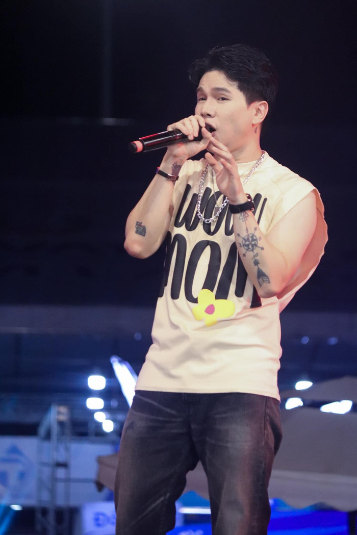 Thời điểm khi mới nổi tiếng, Hoàng Tôn từng gặp vấn đề về tâm lý, mất phương hướng vì nhiều cám dỗ. Tuy nhiên, nam ca sĩ được bố mẹ quan tâm và gặp bác sĩ để điều trị để ổn định tâm lý. (Ảnh: FBNV)