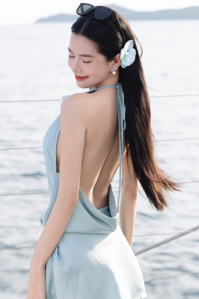 Tuy nhiên, ngoài đời nữ phụ Đi Về Miền Có Nắng có phần táo bạo hơn, thường xuyên khiến dân tình “bỏng mắt” khi diện đồ kiệm vải, khoe vẻ đẹp rực rỡ ở tuổi 28. 