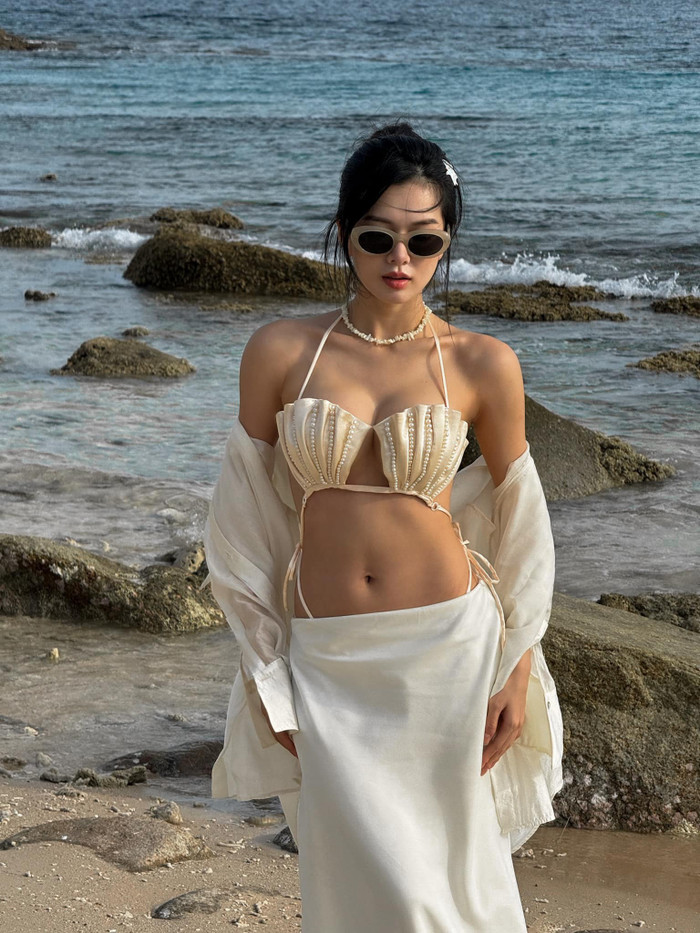 Bên cạnh đó, nữ diễn viên cũng thỉnh thoảng diện bikini trong các chuyến du lịch biển, khoe đường cong nóng bỏng. Nhờ lợi thế làn da sáng, gương mặt đẹp như búp bê, Yên Đan dễ dàng “cân” được nhiều phong cách khác nhau.