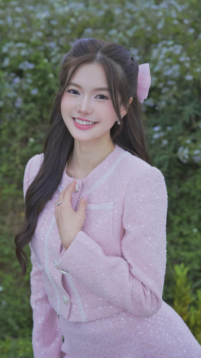 Yên Đan sinh năm 1997, quê ở Đắk Lắk. Trước khi chạm ngõ diễn xuất, cô từng gây chú ý khi giành quán quân một chương trình thực tế về livestream bán hàng và là học trò của Phạm Thoại.