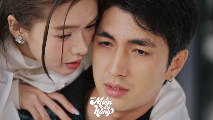 Trong Đi Về Miền Có Nắng, nữ diễn viên hóa thân thành Tường Vân – một tiểu thư nhà giàu lên Bảo Lộc lập nghiệp. Đi làm là phụ, theo đuổi tình yêu mới là chính, Tường Vân tìm cách tiếp cận Phong (Bình An) – người cô từng yêu đơn phương khi cùng du học ở Singapore. Trong phim, Tường Vân và Phong có nhiều phân cảnh tình cảm, Yên Đan tạo được phản ứng hóa học tốt với bạn diễn. Thậm chí, khán giả còn nhiệt tình “đẩy thuyền” cặp đôi Đi Về Miền Có Nắng, bất chấp việc cả hai ngoài đời đều đã “có chủ”.