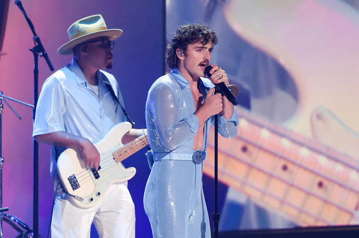 Nam ca sĩ trẻ lên tiếng xin lỗi vì khoảnh khắc nhạy cảm trên sân khấu GRAMMY 2025 Ảnh 4