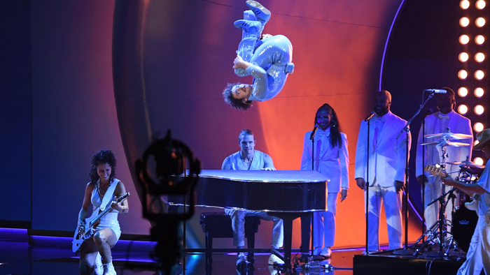 Nam ca sĩ trẻ lên tiếng xin lỗi vì khoảnh khắc nhạy cảm trên sân khấu GRAMMY 2025 Ảnh 1