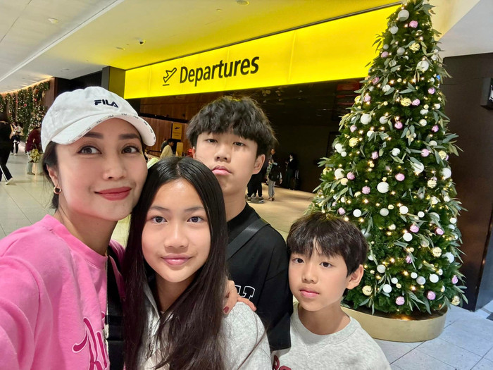 Ốc Thanh Vân và 3 con ở Australia. (Ảnh FBNV)