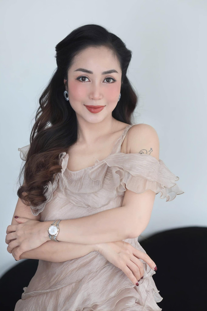 Ốc Thanh Vân mới đưa các con trở về Việt Nam định cư. (Ảnh FBNV)