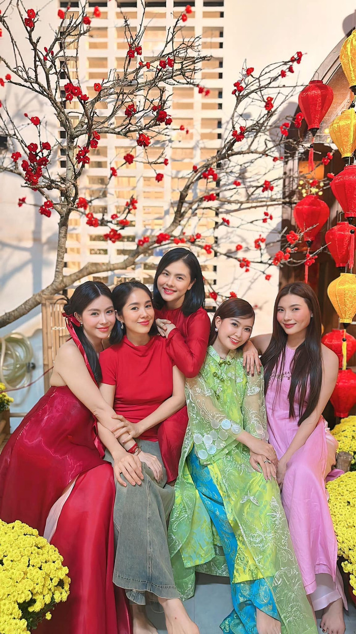 Showbiz 24h: Lê Phương và dàn nghệ sĩ nữ gặp mặt nhau trong ngày đầu xuân. Ảnh: FBNV