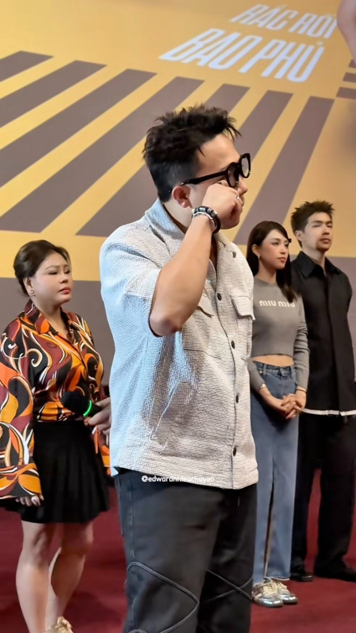 Showbiz 24h: Trấn Thành rơi nước mắt khi giao lưu với khán giả trên rạp phim. Ảnh: TikTok edwardnhieuchuyen