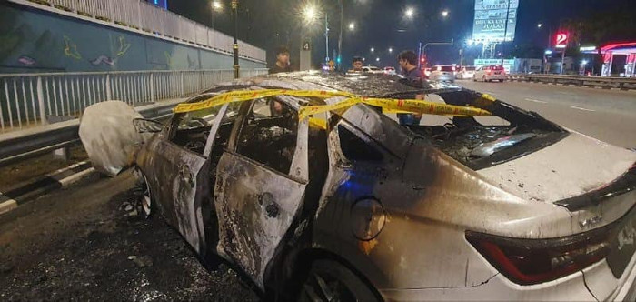 Mâu thuẫn gia đình, người đàn ông đuổi theo đốt xe của vợ trên quốc lộ Ảnh 3