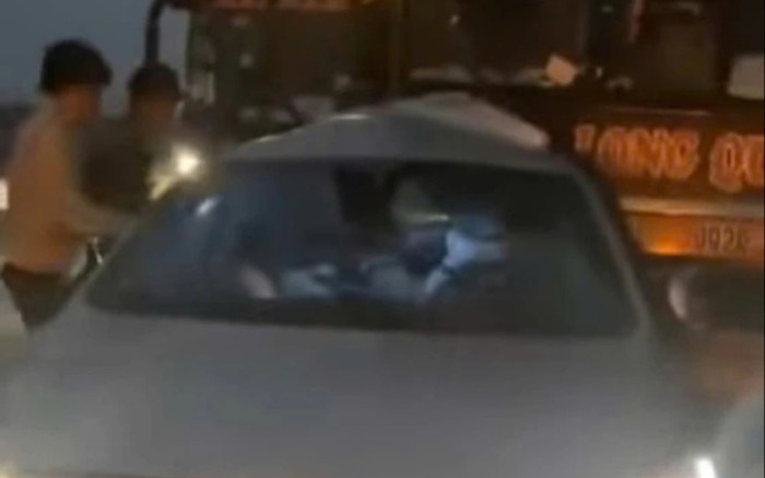 Ô tô chở 4 người cùng gia đình gặp tai nạn ở Thanh Hoá, 2 người con tử vong Ảnh 2