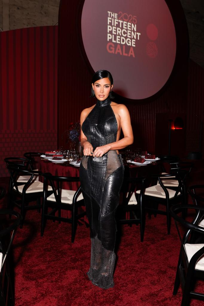 Vợ Kanye West nên học Kim Kardashian để mặc hở cho 'sang' Ảnh 2