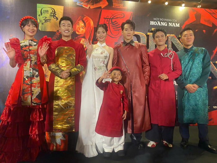 Dàn diễn viên phim điện ảnh Đèn Âm Hồn ra mắt khán giả. Ảnh: Thiên Ngân