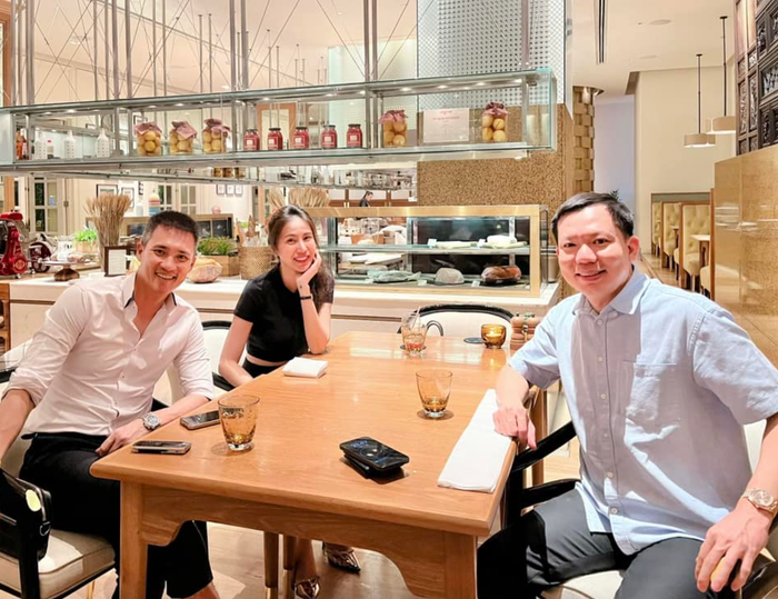 Thủy Tiên và Công Vinh từng vướng nghi vấn chuẩn bị sinh con thứ 2 khi gặp gỡ bác sĩ Thịnh - người hỗ trợ cho nhiều sao Việt thực hiện thụ tinh ống nghiệm (IVF). (Ảnh: FBNV)