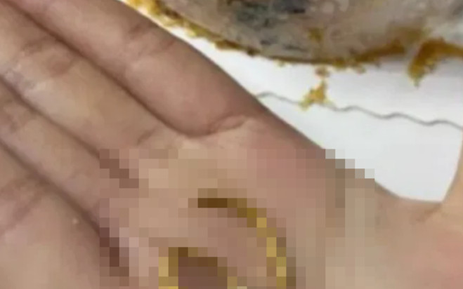 Ăn bánh do bạn trai chuẩn bị, cô gái vội vàng nhổ ra khi cắn phải vật lạ Ảnh 2