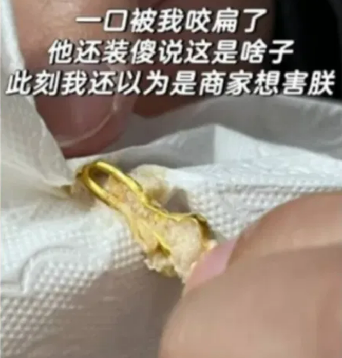 Ăn bánh do bạn trai chuẩn bị, cô gái vội vàng nhổ ra khi cắn phải vật lạ Ảnh 2