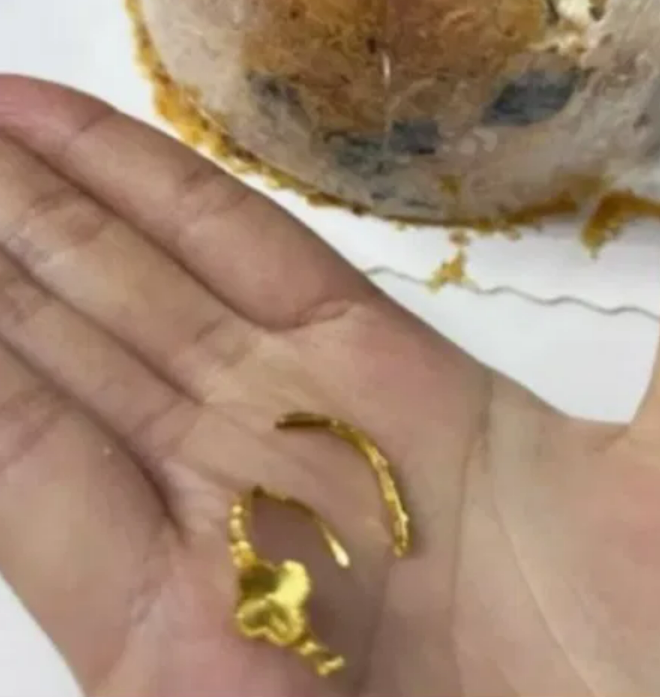 Ăn bánh do bạn trai chuẩn bị, cô gái vội vàng nhổ ra khi cắn phải vật lạ Ảnh 1