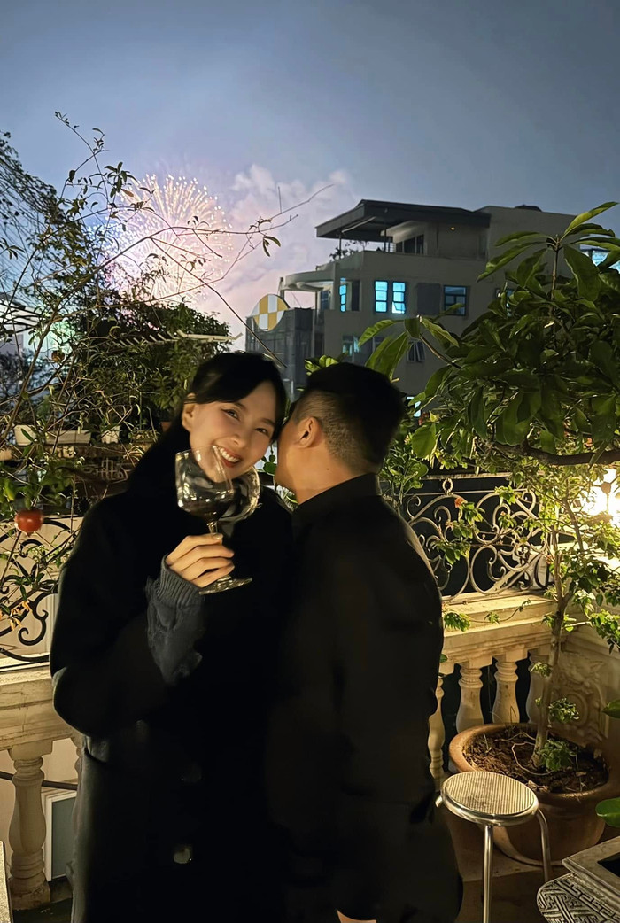 Trên mạng xã hội, MC Mai Ngọc thường khoe ảnh hạnh phúc bên chồng thiếu gia nhưng khéo léo che mặt. (Ảnh: FBNV)