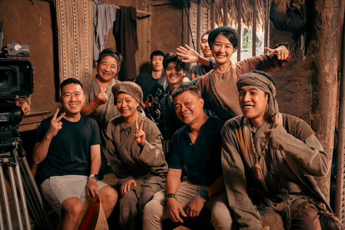 Hoàng Nam và dàn cast Đèn Âm Hồn ở hậu trường - FBNV.