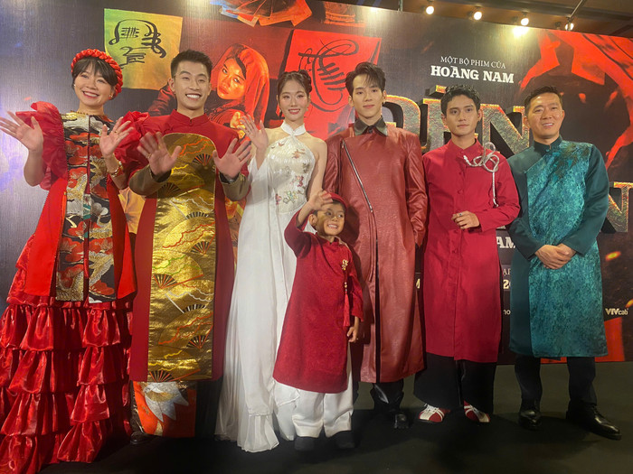 Đạo diễn Hoàng Nam và ê-kíp Đèn Âm Hồn ngày phim ra mắt - Thiên Ngân.