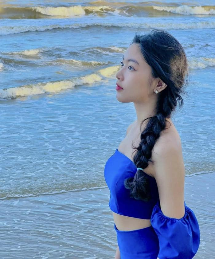 Không chỉ đơn thuần ở váy áo, con gái Quyền Linh còn thay đổi đa dạng kiểu tóc để loạt ảnh chụp tại biển trở nên mới mẻ và thu hút. Ngoài kiểu tóc uốn sóng nước bồng bềnh, Lọ Lem thi thoảng tết tóc gọn gàng sang một bên, toát lên phong thái nhẹ nhàng và ngọt ngào. (Ảnh: FBNV)