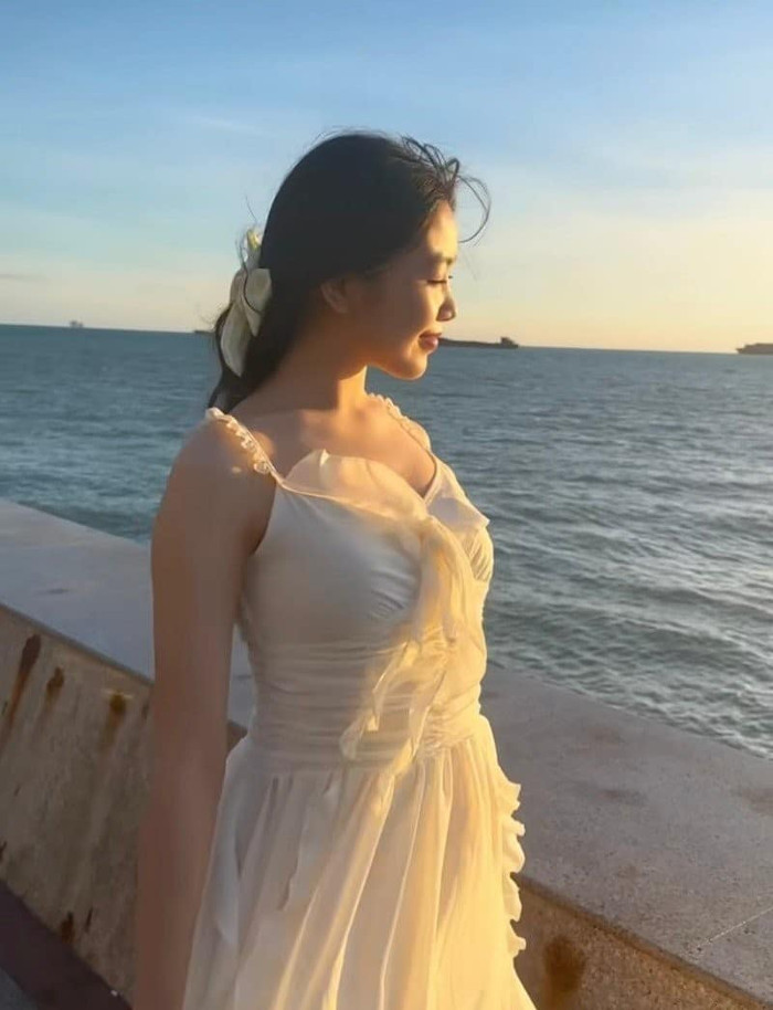 Để tổng thể thêm phần thu hút, Lọ Lem không quên 'trưng dụng' thêm một số phụ kiện như kẹp tóc, hoa cài tóc hoặc túi xách nhỏ xinh, được đan lát bằng chất liệu cói thủ công. (Ảnh: FBNV)