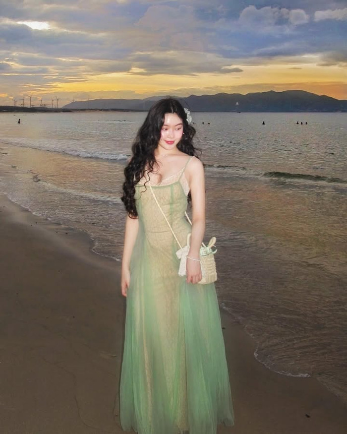 Trong một lần du lịch biển vào tháng 8/2024, Lọ Lem ghi điểm với diện mạo tựa nàng tiên cá. Con gái Quyền Linh khoác lên người chiếc váy hai dây dáng dài, được phối giữa chất liệu ren và voan xuyên thấu. Thiết kế này giúp Lọ Lem khoe khéo vóc dáng nét căng. Không những vậy, cô nàng còn để kiểu tóc uốn xoăn lọn nhỏ, tăng thêm phần quyến rũ. Với tạo hình này, con gái Quyền Linh nhanh chóng tạo nên 'cơn sốt' khắp các diễn đàn mạng xã hội và thu về hơn 220 nghìn lượt thích trên Instagram. (Ảnh: FBNV)