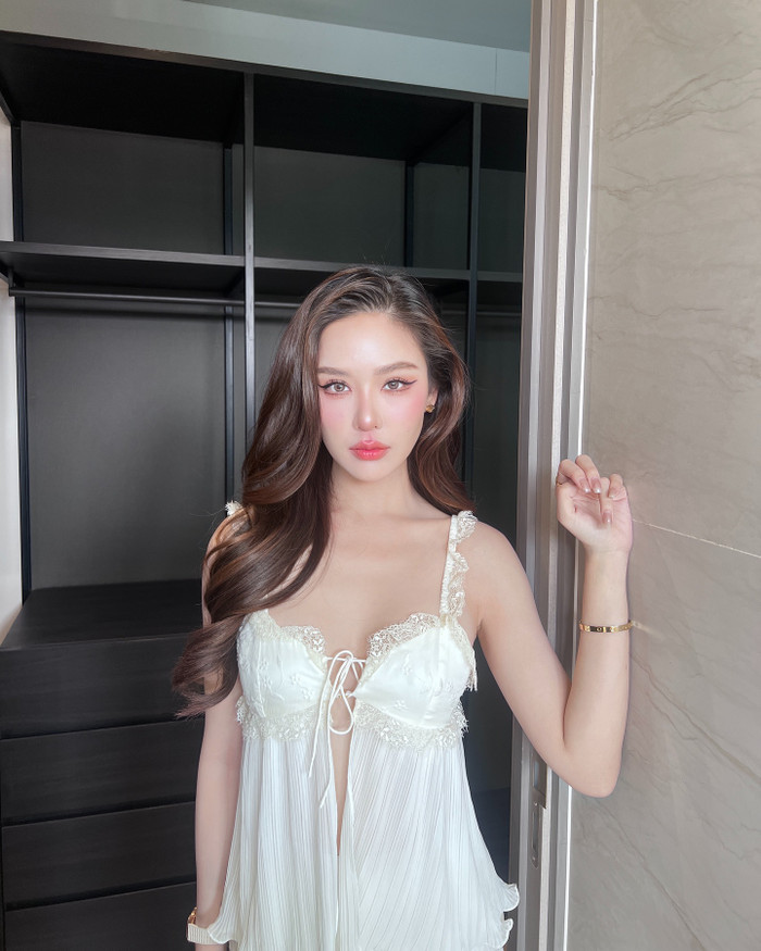 Ngoài vóc dáng gợi cảm, vòng nào ra vòng đó, Malin Chara-anan còn tỏa sáng giữa các khung hình nhờ nước da trắng 'phát sáng', đều màu và không có chút tỳ vết. (Ảnh: Instagram nhân vật)