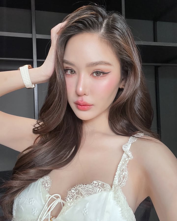 Tận dụng ưu điểm này, Malin Chara-anan theo đuổi phong cách trang điểm nhẹ nhàng, với tông màu hồng đào ngọt ngào. Đương kim Miss Grand Thailand tập trung nhấn nhá phần má ửng hồng cùng đôi môi căng mọng. Bên cạnh đó, Malin Chara-anan còn để kiểu tóc uốn gợn sóng bồng bềnh, toát lên khí chất tựa 'tiên tỷ'. (Ảnh: Instagram nhân vật)