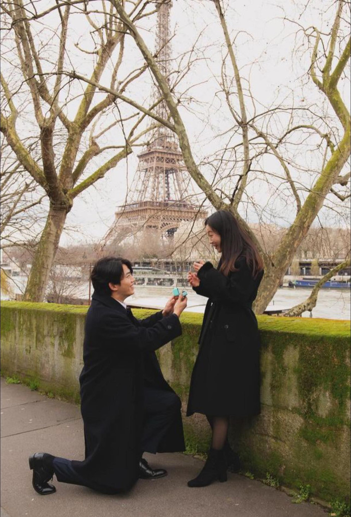 Nam ca sĩ nổi tiếng quỳ gối cầu hôn bạn gái lãng mạn giữa lòng Paris Ảnh 4