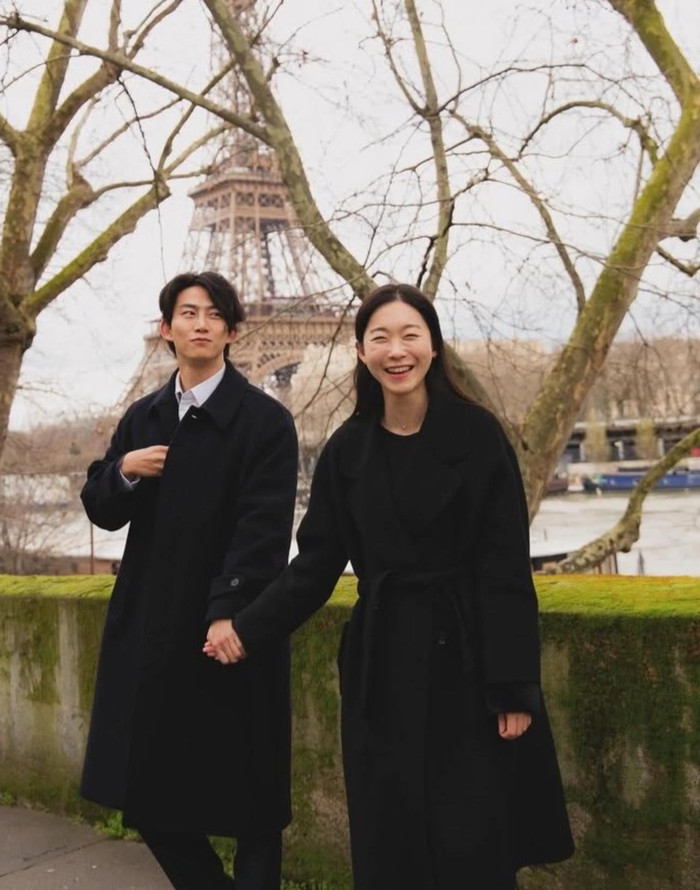 Nam ca sĩ nổi tiếng quỳ gối cầu hôn bạn gái lãng mạn giữa lòng Paris Ảnh 3