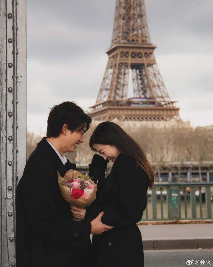 Nam ca sĩ nổi tiếng quỳ gối cầu hôn bạn gái lãng mạn giữa lòng Paris Ảnh 1
