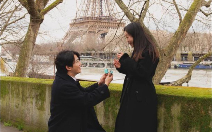 Nam ca sĩ nổi tiếng quỳ gối cầu hôn bạn gái lãng mạn giữa lòng Paris Ảnh 2