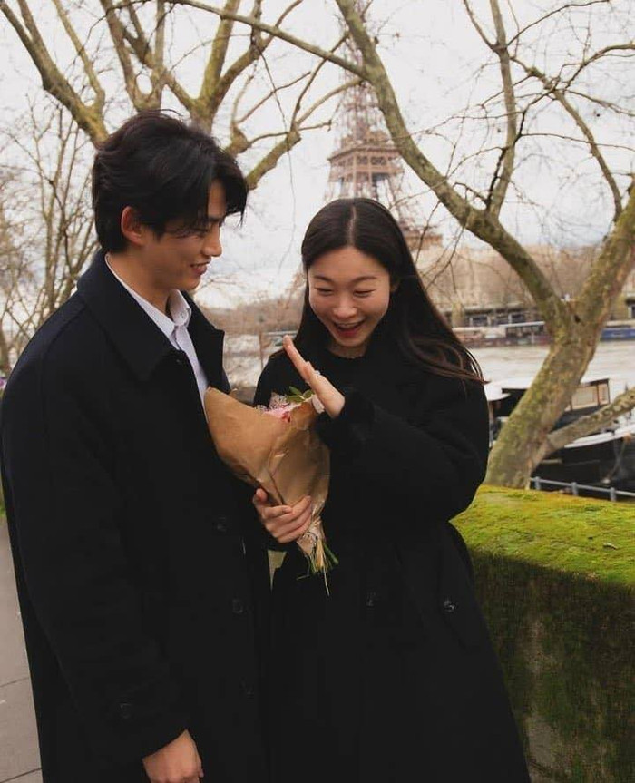 Khoảnh khắc hạnh phúc của Taecyeon và bạn gái gây sốt mạng. (Ảnh Tổng hợp)
