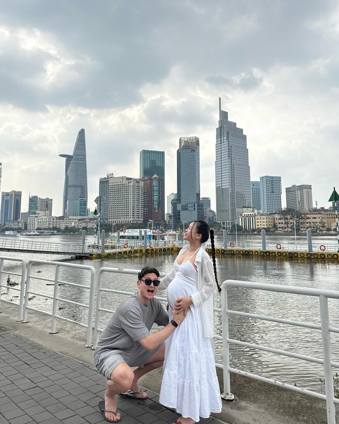 Đặng Văn Lâm chăm sóc vợ tận tình, chu đáo và được công chúng hết lời ngợi khen. (Ảnh: FBNV)