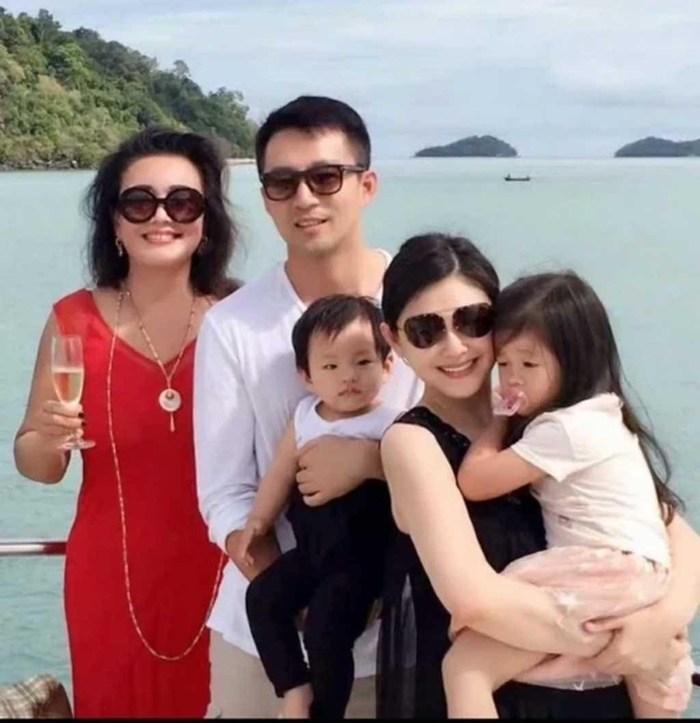 Từ Hy Viên chụp ảnh cùng gia đình chồng cũ trong thời gian còn sống chung. 