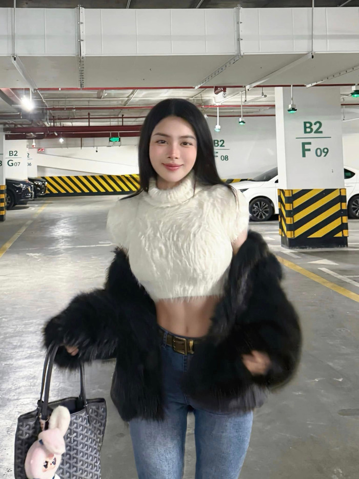 Không chỉ thu hút bởi vóc dáng nóng bỏng, bạn gái Vũ Văn Thanh còn gây ấn tượng khi cầm tay mẫu túi Goyardine Grey St. Louis PM Tote Bag Silver Hardware đến từ thương hiệu Goyard. Được biết, dòng túi này được nhà mốt đưa ra thị trường với giá khoảng 70 triệu đồng.