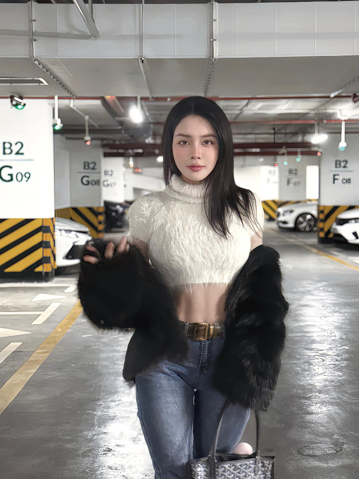 Mới đây, Bích Hạnh - bạn gái Vũ Văn Thanh thu hút sự chú ý khi đăng tải loạt ảnh khoe sắc vóc ấn tượng trên trang cá nhân. Nàng WAG xuất hiện với outfit thời thượng gồm áo crop top đính lông vũ màu trắng, quần jeans xanh bạc màu ôm sát, dây lưng da bò sành điệu. Để phù hợp với tiết trời se lạnh, cô tinh tế phối thêm áo khoác lót bông màu tương phản, tạo điểm nhấn cho tổng thể trang phục.