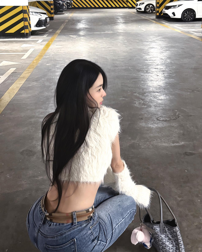 Chuyện tình cảm giữa Vũ Văn Thanh và Bích Hạnh luôn nhận được sự quan tâm của người hâm mộ. Cặp đôi thường xuyên xuất hiện bên nhau, chia sẻ những khoảnh khắc ngọt ngào trên mạng xã hội. Đặc biệt, trong dịp sinh nhật lần thứ 32 của Bích Hạnh, Vũ Văn Thanh khiến người hâm mộ bất ngờ khi chuyển khoản 100 triệu đồng tặng bạn gái. Hành động này được xem là cách anh chàng đánh dấu 'chủ quyền' với người con gái mình yêu thương.